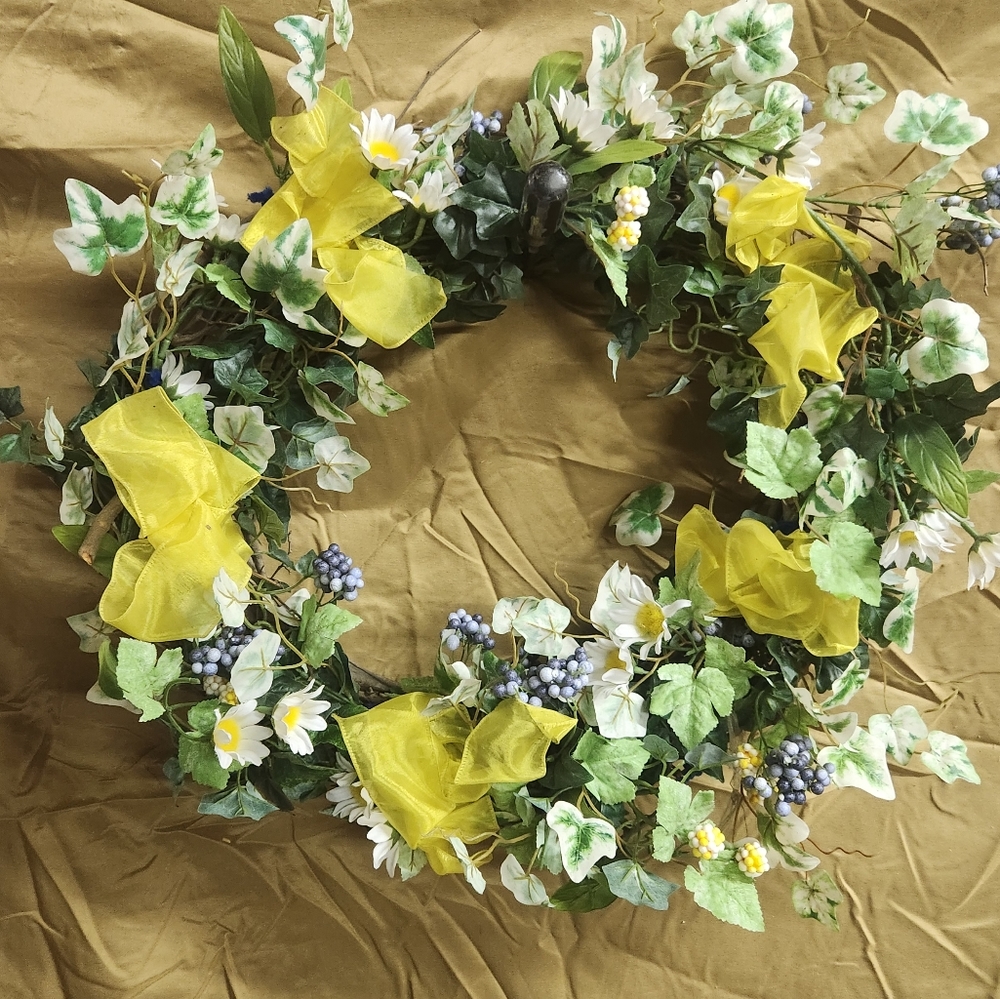 **Yellow Daisy and ivy wreath